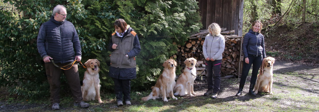 Pinkus, Mama Jule, Patchouli und Pauli. Pinja fehlt auf dem Bild, sie war läufig und kam erst am Schluss der Veranstaltung dran.